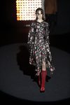 Vestido negro estampado Ana Locking otoño/invierno 2018/2019 en la Madrid Fashion Week