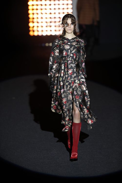 Vestido negro estampado Ana Locking otoño/invierno 2018/2019 en la Madrid Fashion Week