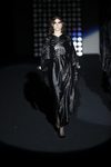 Vestido negro de lurex Ana Locking otoño/invierno 2018/2019 en la Madrid Fashion Week