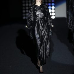 Vestido negro de lurex    Ana Locking otoño/invierno 2018/2019 en la Madrid Fashion Week