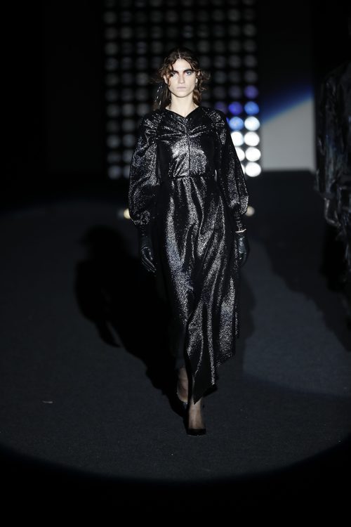 Vestido negro de lurex Ana Locking otoño/invierno 2018/2019 en la Madrid Fashion Week