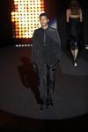 Traje negro Ana Locking otoño/invierno 2018/2019 en la Madrid Fashion Week