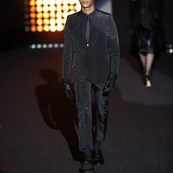 Traje negro    Ana Locking otoño/invierno 2018/2019 en la Madrid Fashion Week
