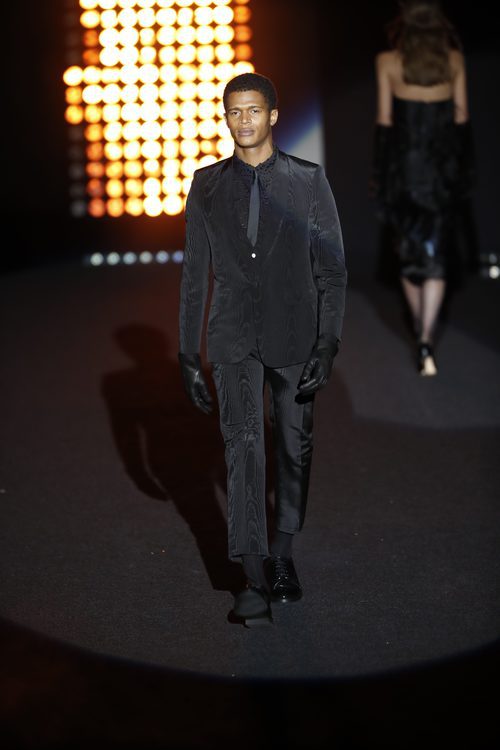Traje negro Ana Locking otoño/invierno 2018/2019 en la Madrid Fashion Week