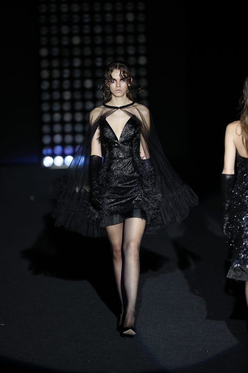 Vestido corto negro Ana Locking otoño/invierno 2018/2019 en la Madrid Fashion Week
