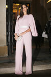 Sara Sampaio luce un mono rosa