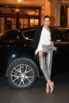 Nieves Alvarez con un pantalón brillante gris