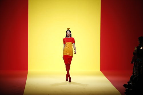 Vestido con la bandera de España de Ágatha Ruíz de la Prada otoño/invierno 2018/2019 en la Madrid Fashion Week