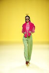 Pantalones de pinzas verdes de Ágatha Ruíz de la Prada otoño/invierno 2018/2019 en la Madrid Fashion Week