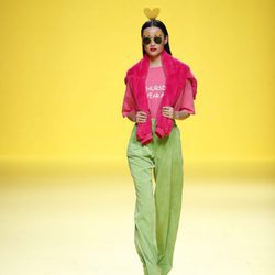 Pantalones de pinzas verdes de Ágatha Ruíz de la Prada otoño/invierno 2018/2019 en la Madrid Fashion Week