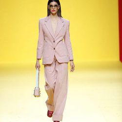 Traje de chaqueta rosa de Ágatha Ruíz de la Prada otoño/invierno 2018/2019 en la Madrid Fashion Week
