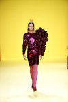 Vestido con pieza 3D de Ágatha Ruíz de la Prada otoño/invierno 2018/2019 en la Madrid Fashion Week