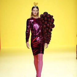 Vestido con pieza 3D de Ágatha Ruíz de la Prada otoño/invierno 2018/2019 en la Madrid Fashion Week