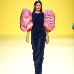 Vestido azul marino de Ágatha Ruíz de la Prada otoño/invierno 2018/2019 en la Madrid Fashion Week