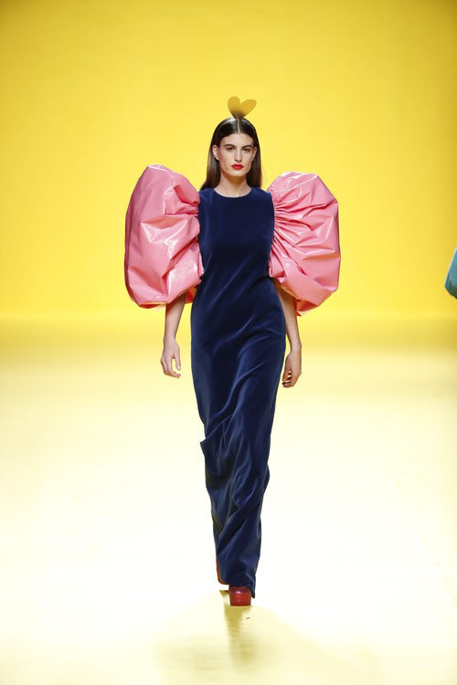 Vestido azul marino de Ágatha Ruíz de la Prada otoño/invierno 2018/2019 en la Madrid Fashion Week