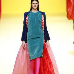 Vestido y abrigo de Ágatha Ruíz de la Prada otoño/invierno 2018/2019 en la Madrid Fashion Week