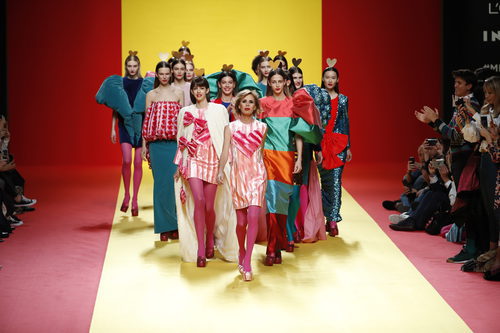 La diseñadora Ágatha Ruíz de la Prada en el desfile de su firma otoño/invierno 2018/2019 en la Madrid Fashion Week