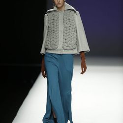 Chaqueta de lana gruesa de Ángel Schlesser otoño/invierno 2018/2019 en la Madrid Fashion Week