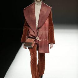 Abrigo anaranjado de Ángel Schlesser otoño/invierno 2018/2019 en la Madrid Fashion Week