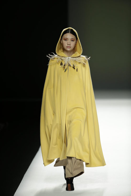 Capa de color amarillo de Ángel Schlesser otoño/invierno 2018/2019 en la Madrid Fashion Week