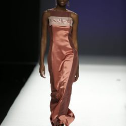 Vestido de noche de Ángel Schlesser otoño/invierno 2018/2019 en la Madrid Fashion Week