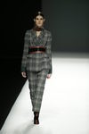 Traje de chaqueta a cuadros de Ángel Schlesser otoño/invierno 2018/2019 en la Madrid Fashion Week