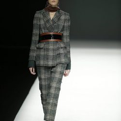 Traje de chaqueta a cuadros de Ángel Schlesser otoño/invierno 2018/2019 en la Madrid Fashion Week