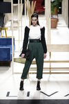 Pantalón verde oliva de Juanjo Oliva otoño/invierno 2018/2019 en la Madrid Fashion Week