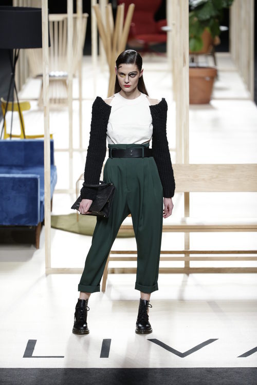 Pantalón verde oliva de Juanjo Oliva otoño/invierno 2018/2019 en la Madrid Fashion Week