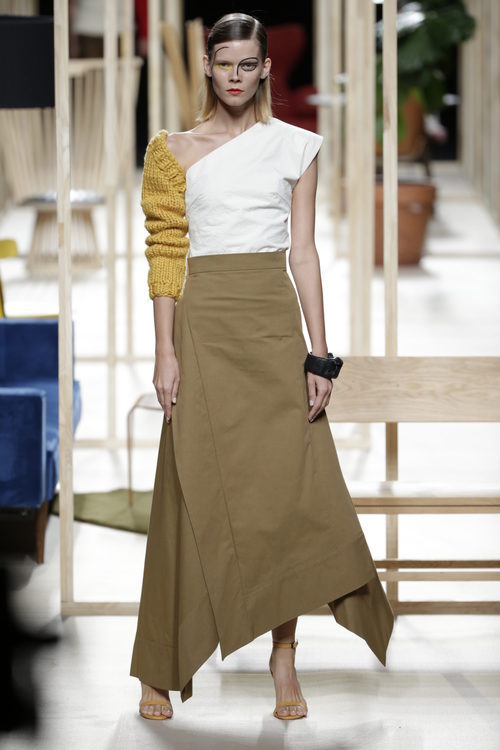 Falda larga camel de Juanjo Oliva otoño/invierno 2018/2019 en la Madrid Fashion Week