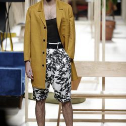 Chaqueta mostaza de Juanjo Oliva otoño/invierno 2018/2019 en la Madrid Fashion Week