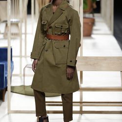 Gabardina verde de Juanjo Oliva otoño/invierno 2018/2019 en la Madrid Fashion Week