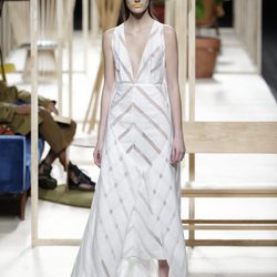 Vestido blanco de Juanjo Oliva otoño/invierno 2018/2019 en la Madrid Fashion Week
