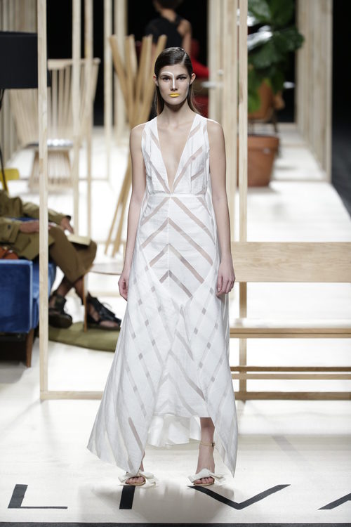 Vestido blanco de Juanjo Oliva otoño/invierno 2018/2019 en la Madrid Fashion Week
