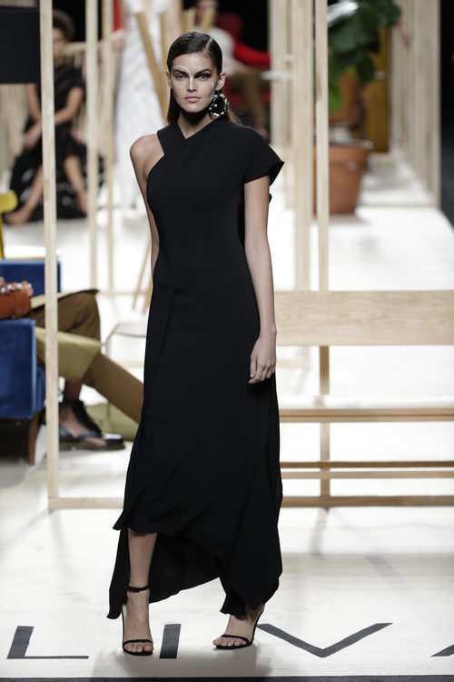 Vestido negro de Juanjo Oliva otoño/invierno 2018/2019 en la Madrid Fashion Week