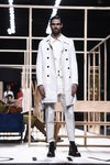 Traje masculino blanco de Juanjo Oliva otoño/invierno 2018/2019 en la Madrid Fashion Week