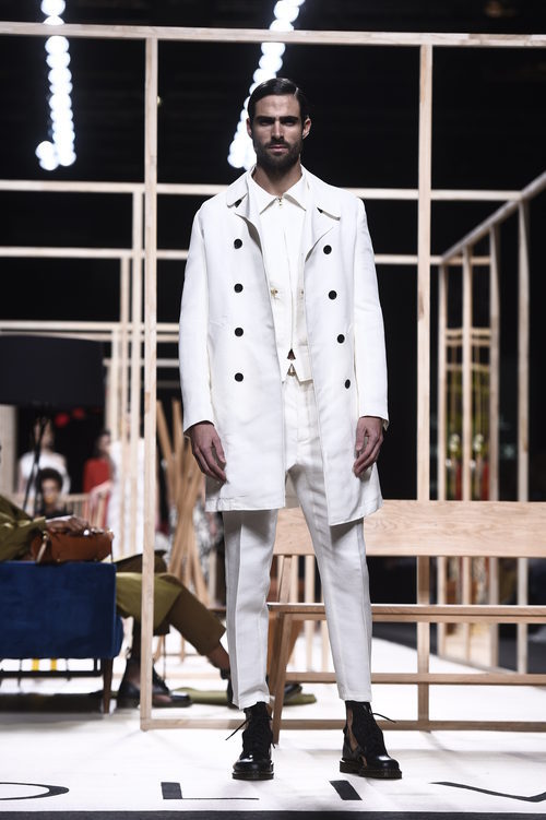 Traje masculino blanco de Juanjo Oliva otoño/invierno 2018/2019 en la Madrid Fashion Week