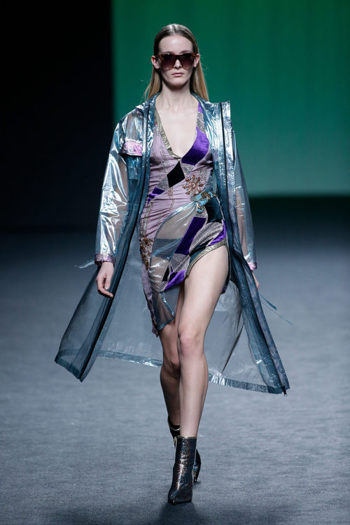 Vestido y abrigo transparente de Custo Barcelona colección otoño/invierno 2018/2019 para Madrid Fashion Week