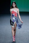 Vestido asimétrico de Custo Barcelona colección otoño/invierno 2018/2019 para Madrid Fashion Week