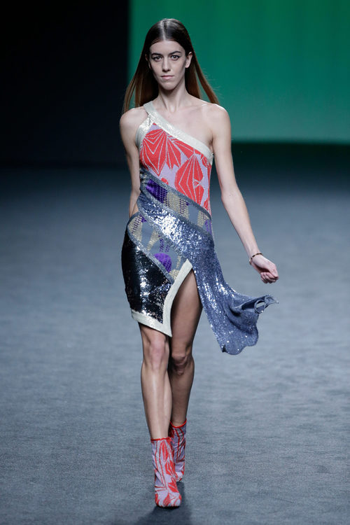 Vestido asimétrico de Custo Barcelona colección otoño/invierno 2018/2019 para Madrid Fashion Week