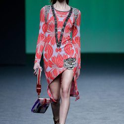 Vestido estampado naranja de Custo Barcelona colección otoño/invierno 2018/2019 para Madrid Fashion Week
