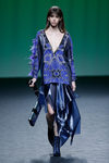 Blusa y falda azul de Custo Barcelona colección otoño/invierno 2018/2019 para Madrid Fashion Week