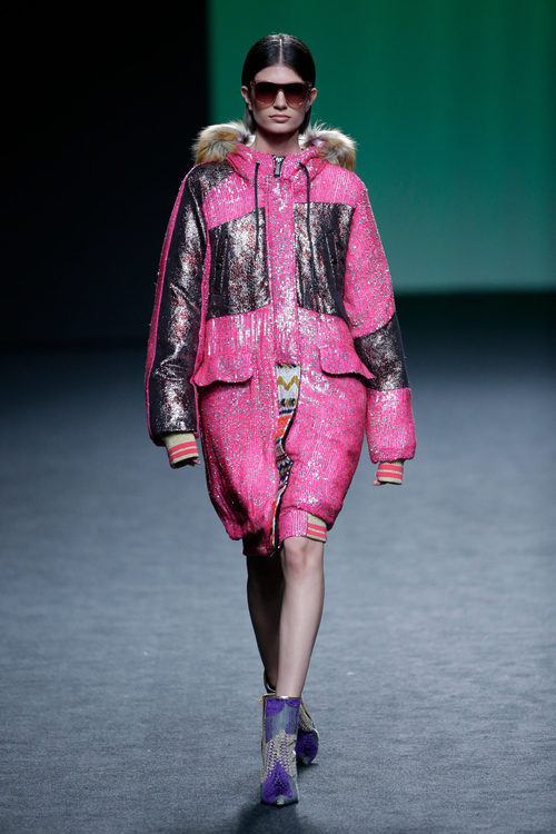 Cazadora oversized lentejuelas de Custo Barcelona colección otoño/invierno 2018/2019 para Madrid Fashion Week