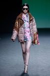 Cazadora rosa y dorada de lentejuelas de Custo Barcelona colección otoño/invierno 2018/2019 para Madrid Fashion Week