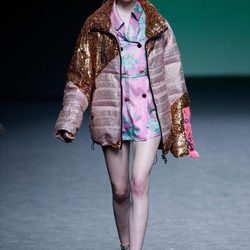 Cazadora rosa y dorada de lentejuelas de Custo Barcelona colección otoño/invierno 2018/2019 para Madrid Fashion Week
