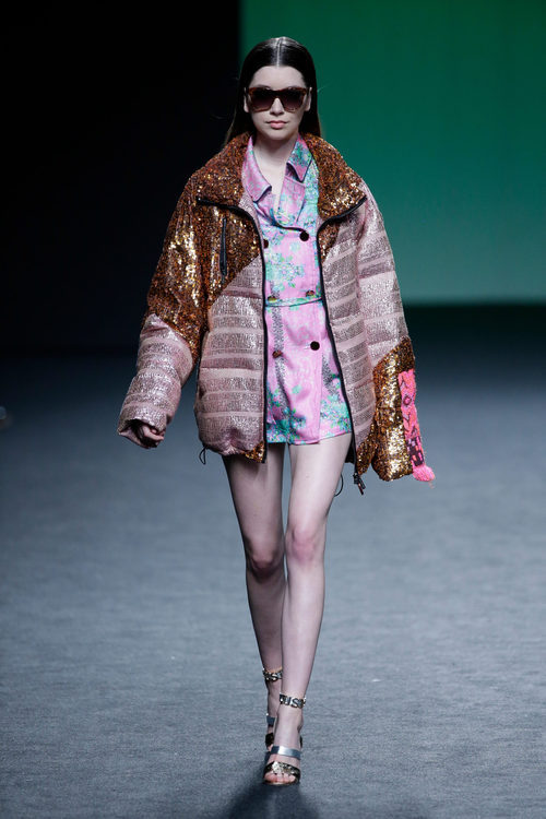 Cazadora rosa y dorada de lentejuelas de Custo Barcelona colección otoño/invierno 2018/2019 para Madrid Fashion Week