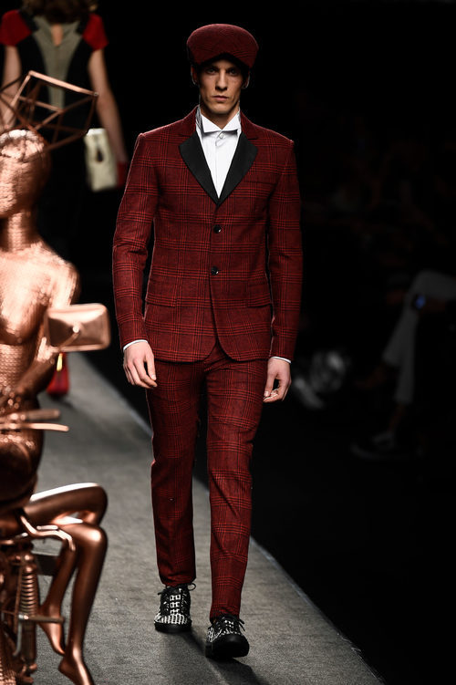Traje masculino rojo de Ion Fiz colección otoño/invierno 2018/2019 en Madrid Fashion Week