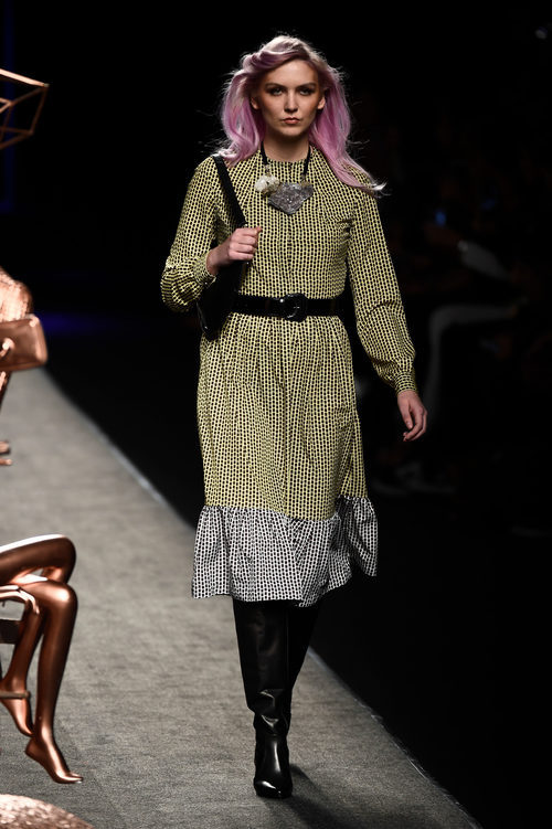 Vestido amarillo de cuadros manga larga de Ion Fiz colección otoño/invierno 2018/2019 en Madrid Fashion Week