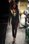 Traje negro con solapas doradas de Ion Fiz colección otoño/invierno 2018/2019 en Madrid Fashion Week