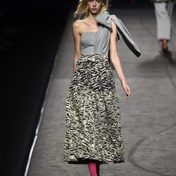 Vestido gris y dorado asimétrico de Juana Martín colección otoño/invierno 2018/2019 en Madrid Fashion Week